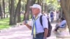 Пенсионер из Бишкека продает браслеты и собирает деньги для ВСУ