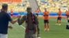 Удар по мячу защитника Мариуполя, воздушная тревога и перерывы в бомбоубежище. Как проходит чемпионат Украины по футболу
