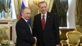 Russia -- Russian President Vladimir Putin (L) welcomes Turkish President Recep Tayyip Erdogan during their meeting at the Moscow Kremlin, March 10, 2017