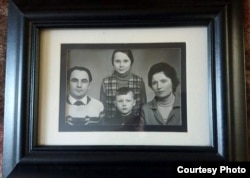 Владимир Половчак с родителями и старшей сестрой Натальей