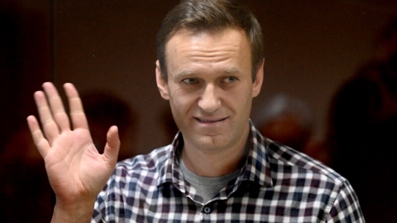 "Его риски выше, чем у человека исходно здорового". Правозащитник и врачи о голодовке Алексея Навального в колонии