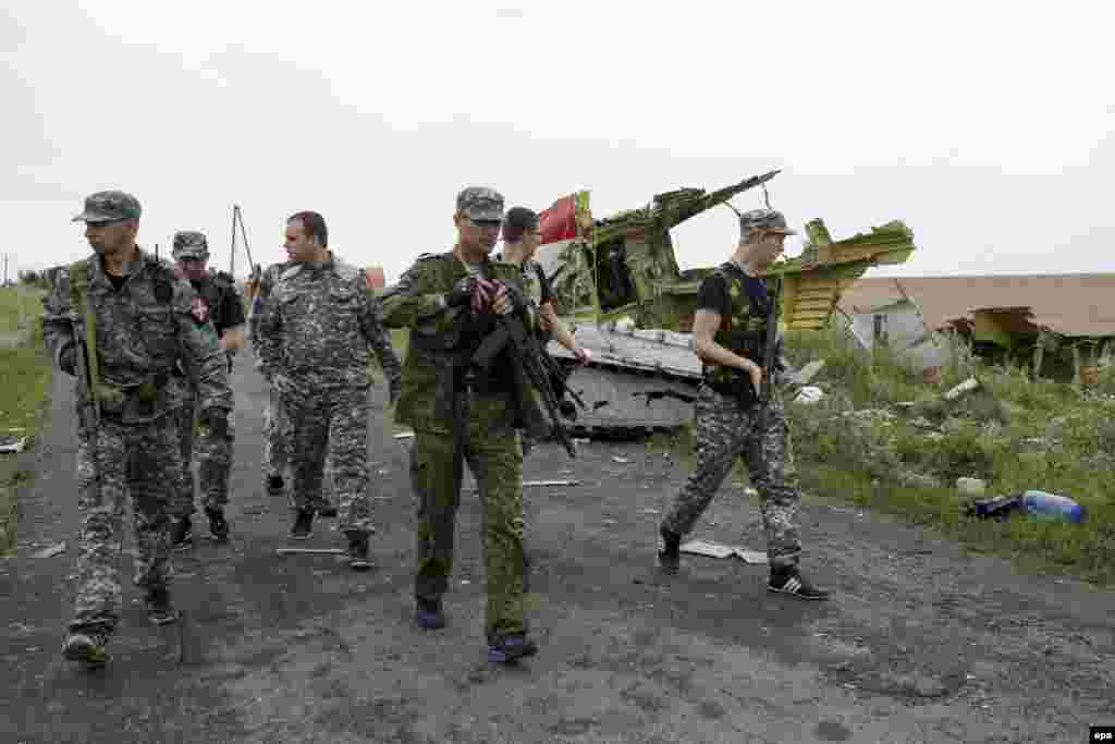 Пророссийские сепаратисты на месте падения малайзийского самолета. 18 июля 2014 года