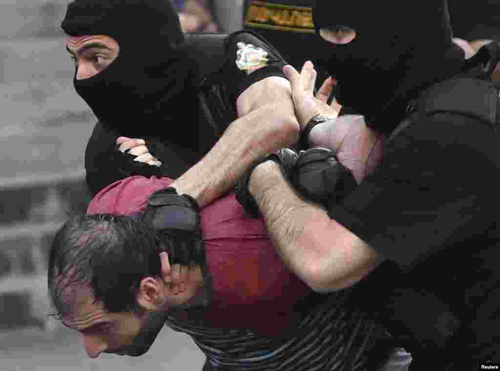 Полиция применила силу не только к протестующим, но и к журналистам, сообщает армянская служба Радио Свобода