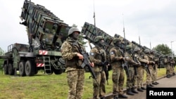Украинские военные на учениях в Германии рядом с системами Patriot в 2024 году