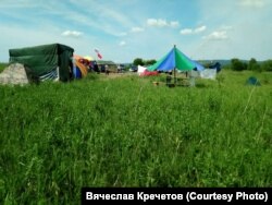 Палаточный лагерь протестующих против строительства углепогрузочной станции под Черемзой в Кемеровской области
