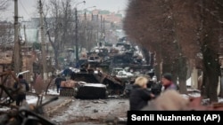 Разбитая российская военная техника в городе Буча под Киевом. 1 марта 2022 года
