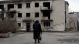 Как эвакуируют жителей Красногоровки, к которой вплотную подошли российские войска 