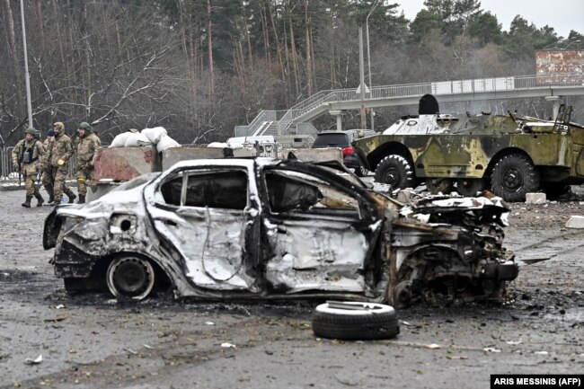 Уничтоженный во время обстрела автомобиль в Броварах Киевской области. 1 марта 2022 года. Фото: AFP