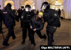 Задержание за участие в антивоенном протесте в Санкт-Петербурге 1 марта 2022 года. Фото: AFP