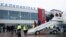 Пассажиры выходят из самолета Boeing 737-800 авиакомпании "Победа" в аэропорту Храброво
