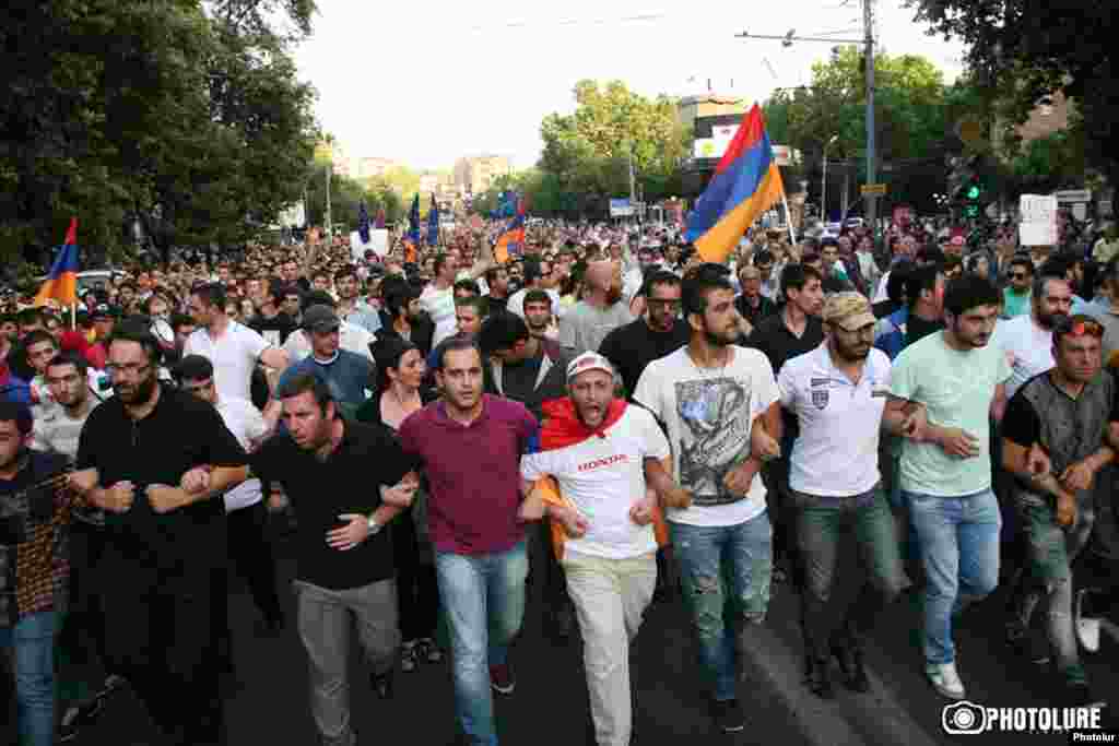 Жители армянских городов Гюмри и Севана присоединились к&nbsp;участникам протеста в Ереване