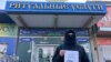 В Якутске активиста задержали из-за акции возле бюро ритуальных услуг с плакатом "Жених приехал"