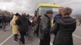 "Мариуполя нету. Во дворах одни могилы и кресты". Рассказывают жители города, которым удалось выехать после двух месяцев в окружении