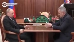"Зачем он держит стол?" Соцсети в России обсуждают неестественную позу Путина на встрече с Шойгу