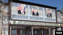 Вход в здание МБОУ Центре образования города Аргун имени первого президента Чеченской республики Ахмата Кадырова