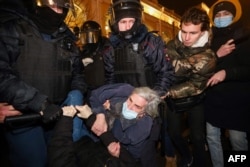 Задержание протестующих против военного вторжения России в Украину 24 февраля 2022 года в Санкт-Петербурге. Фото: AFP
