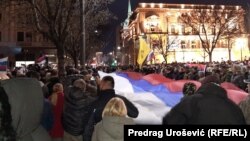 Участники скандировали "Россия, Путин, Сербия!", а также демонстрировали плакаты с буквой Z – она нанесена на некоторые машины армии РФ в Украине