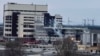 Поврежденное административное здание Запорожской АЭС после обстрела 4 марта 2022 года