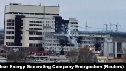 Поврежденное административное здание Запорожской АЭС после обстрела 4 марта 2022 года