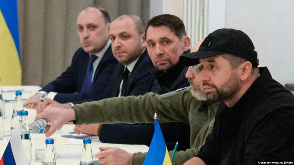 Денис Киреев (слева) на переговорах украинской делегации с Россией в Гомельской области вскоре после начала войны