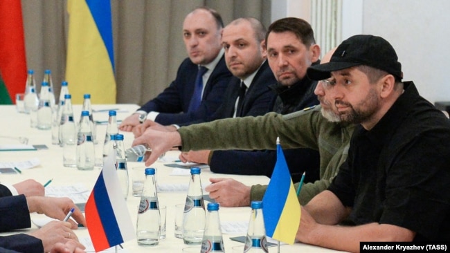 Денис Киреев (крайний слева) в ходе переговоров Украины с Россией в Беларуси, 28 февраля 2022 года