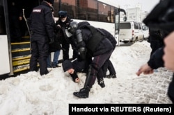 Задержание протестующего в Екатеринбурге 6 марта 2022 года. Фото: Reuters