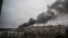 Дым над жилым кварталом в Мариуполе после удара. 4 марта 2022. (AP/Evgeniy Maloletka)