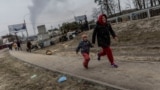 "Творится ад". Бежавшие из Ирпеня – о том, как им удалось выбраться из города