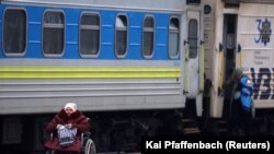 Из-за боевых действий люди пытаются покинуть страну на поездах и автобусах