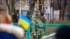 Геническ Херсонской области 6 марта 2022 года: в захваченном российской армией городе жители выходят протестовать против оккупации с флагами Украины. Фото: RFE/RL