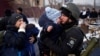 Полицейский в Ирпене прощается с детьми и женой, которые готовятся эвакуироваться. Киевская область, 8 марта 2022 года. Фото: Reuters