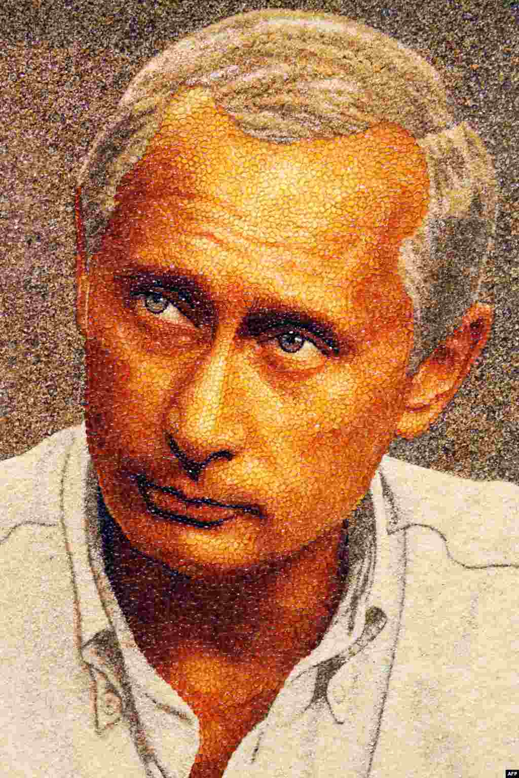 Портрет Владимира Путина, сделанный из янтаря, в одной из галерей Петербурга. Стоимость произведения &nbsp;- свыше 2,000 евро