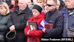 Татьяна Лорви на похоронах сына, Петрозаводск