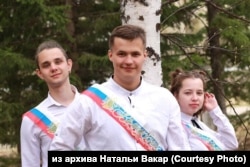 Роман Акимов и его одноклассники в день школьного выпуска, 2021 год