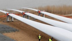 Техники инспектируют лопасти турбин в Сен-Назере, Франция