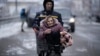 Пожилая женщина во время эвакуации из Ирпеня, Киевская область. 8 марта 2022 года. Фото: AP