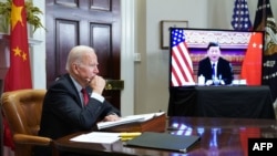 Видеовстреча президента США Джо Байдена и лидера Китая Си Цзиньпина в ноябре 2021 года. Фото: AFP