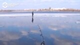 Рыбаки спиннингом вытащили на берег мальчика, который уплыл на льдине