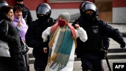 Задержание на антивоенном пикете в Москве 13 марта 2022 года. Фото: AFP