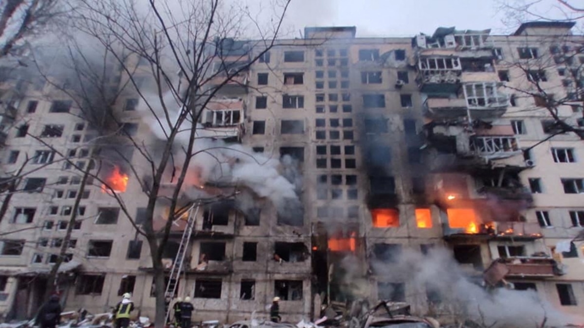 В Киеве ударом снаряда разрушен девятиэтажный дом в районе Оболонь, есть  погибшие