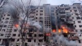 В Киеве ударом снаряда разрушен девятиэтажный дом в районе Оболонь, есть погибшие 