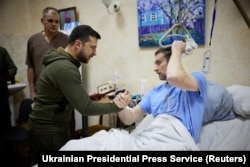 Президент Украины Владимир Зеленский посещает раненых в госпитале в Киеве, 13 марта 2022 года. Фото: пресс-служба президента Украины