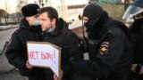 Задержание участника антивоенного пикета на Пушкинской площади в Москве. Фото: Reuters