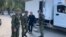 Подача документов под конвоем: как оппозиция в Кыргызстане готовится к парламентским выборам