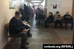 Пациенты в очереди в поликлинике в Минске, октябрь 2021 года. Фото: RFE/RL