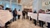 "Люди берут кредиты на еду". Оппозиционные активисты в Казахстане пришли в Нацбанк требовать амнистии для заемщиков