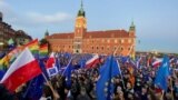 "Попытка тихо вывести Польшу из ЕС". В Варшаве прошли многотысячные протесты после решения Конституционного суда