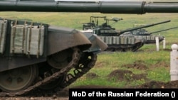 Российские танки Т-72Б3 в ходе военных учений в Ростовской области, июнь 2021 года