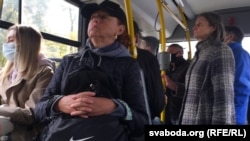 As of October 22, 2021, Belarusians no longer need to wear protective face masks on public transportation. But the change has not resulted in an uptick in vaccinations. 