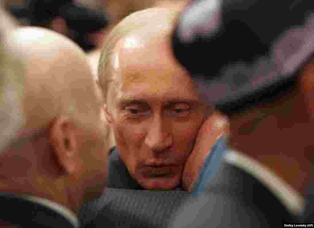Владимир Путин получает советский поцелуй от ветерана Второй мировой войны, 2005 год